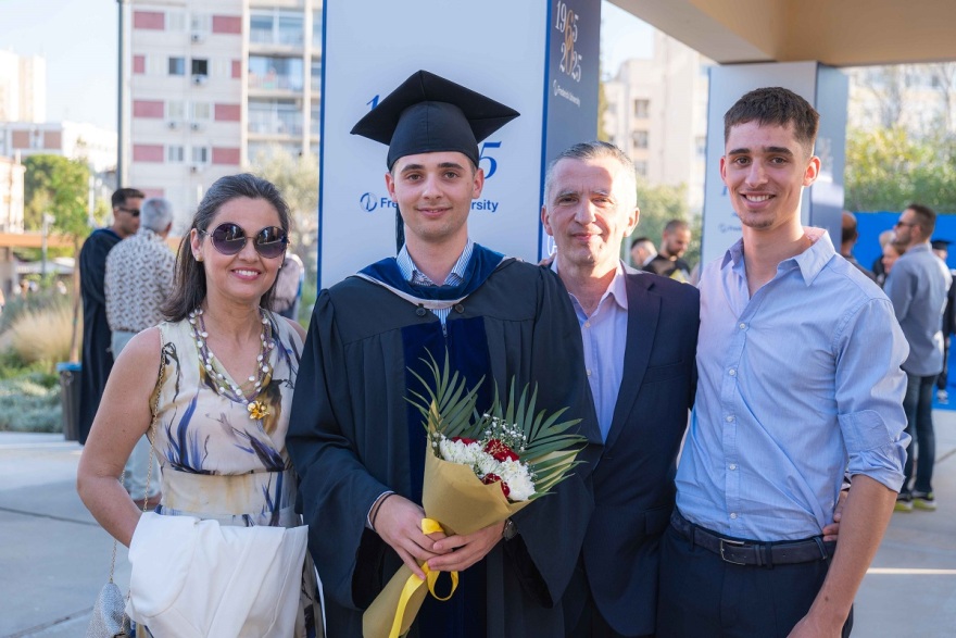 Γονείς μοιράζονται τα συναισθήματα τους στην αποφοίτηση των παιδιών τους