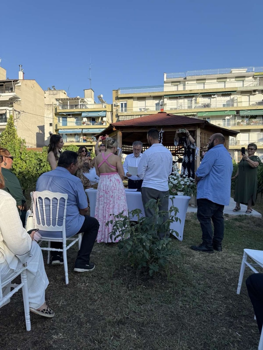 Ένας διαφορετικός πολιτικός γάμος: Παντρεύτηκαν σε αμπελώνα στο... κέντρο της Θεσσαλονίκης Ένας διαφορετικός πολιτικός γάμος: Παντρεύτηκαν σε αμπελώνα στο... κέντρο της Θεσσαλονίκης