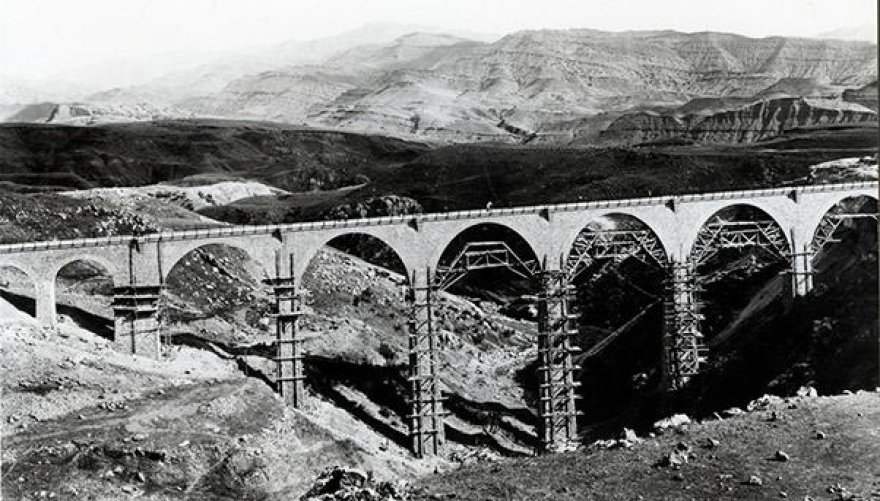 Οι Έλληνες τεχνίτες από την Ήπειρο που βοήθησαν στην κατασκευή του Υπεριρανικού Σιδηρόδρομου