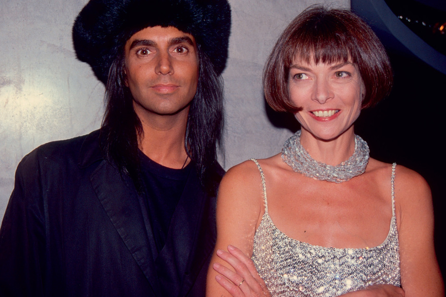 Άννα Γουίντουρ: Η γυναίκα που άλλαξε την εικόνα της μόδας, ηγήθηκε της «Vogue» για τέσσερις δεκαετίες και ενέπνευσε μια ολόκληρη γενιά
