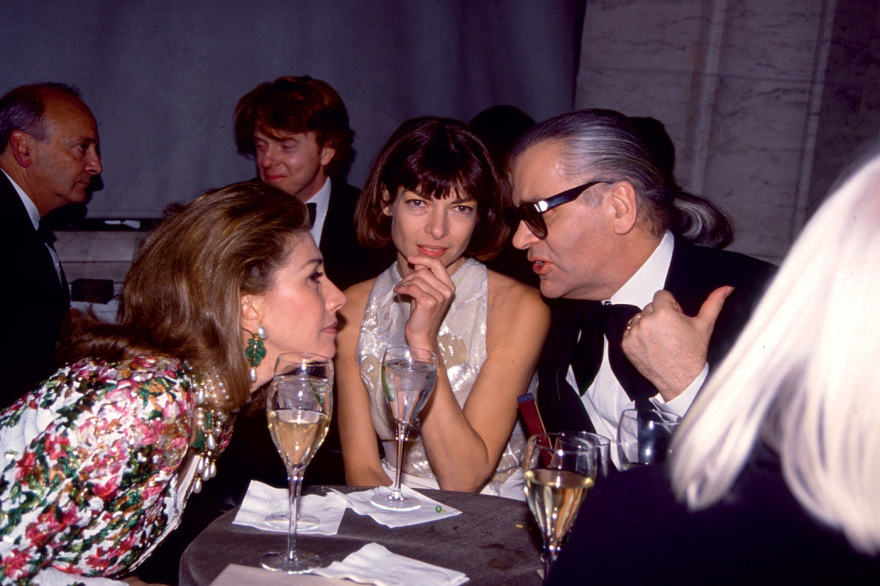 Άννα Γουίντουρ: Η γυναίκα που άλλαξε την εικόνα της μόδας, ηγήθηκε της «Vogue» για τέσσερις δεκαετίες και ενέπνευσε μια ολόκληρη γενιά
