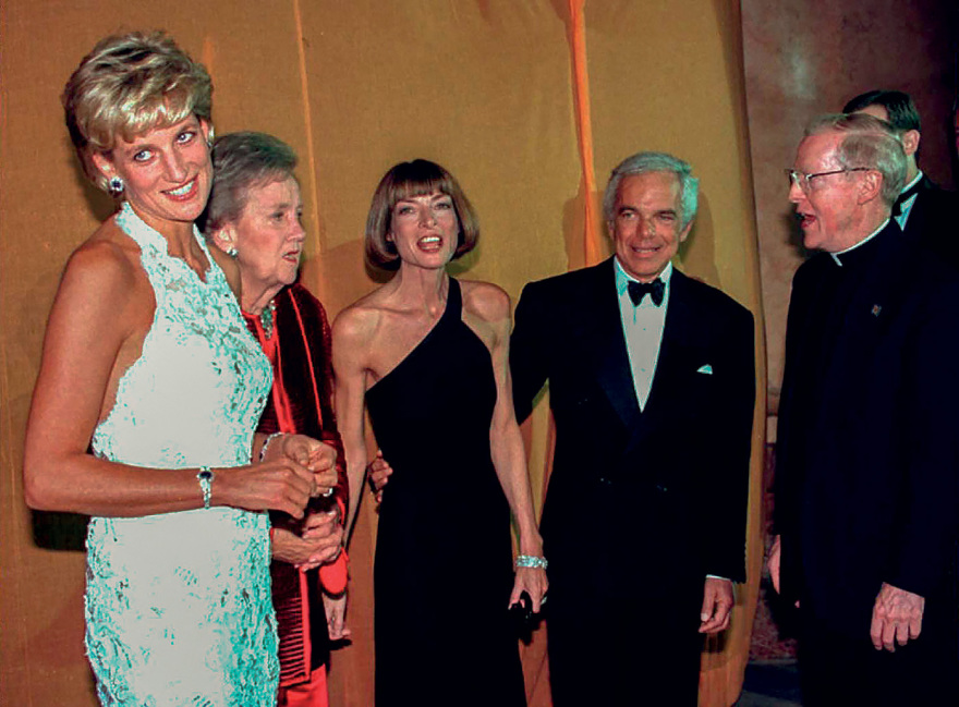 Άννα Γουίντουρ: Η γυναίκα που άλλαξε την εικόνα της μόδας, ηγήθηκε της «Vogue» για τέσσερις δεκαετίες και ενέπνευσε μια ολόκληρη γενιά
