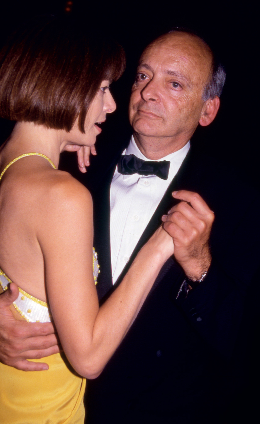 Άννα Γουίντουρ: Η γυναίκα που άλλαξε την εικόνα της μόδας, ηγήθηκε της «Vogue» για τέσσερις δεκαετίες και ενέπνευσε μια ολόκληρη γενιά
