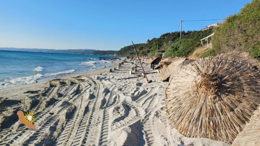 Χαλκιδική: Ιδιοκτήτης επιχείρησης «ξήλωσε» 700 ξαπλώστρες και 300 ομπρέλες – Καταλάμβανε 2.500 τ.μ. δημόσιου χώρου
