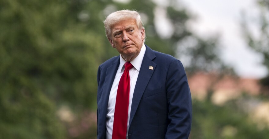 Γιατί το σκάνδαλο Επστάιν φοβίζει τον Τραμπ - Πρόσωπο-κλειδί η Μάξγουελ