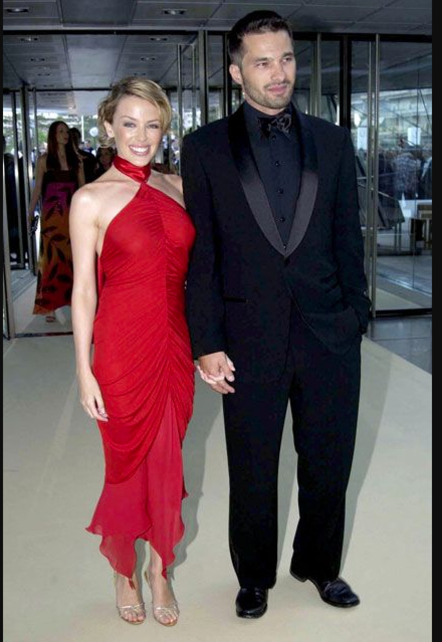 Κάιλι Μινόγκ: Η πολυτάραχη διαδρομή της αυθεντικής ποπ σταρ που θα ξεσηκώσει απόψε την Αθήνα