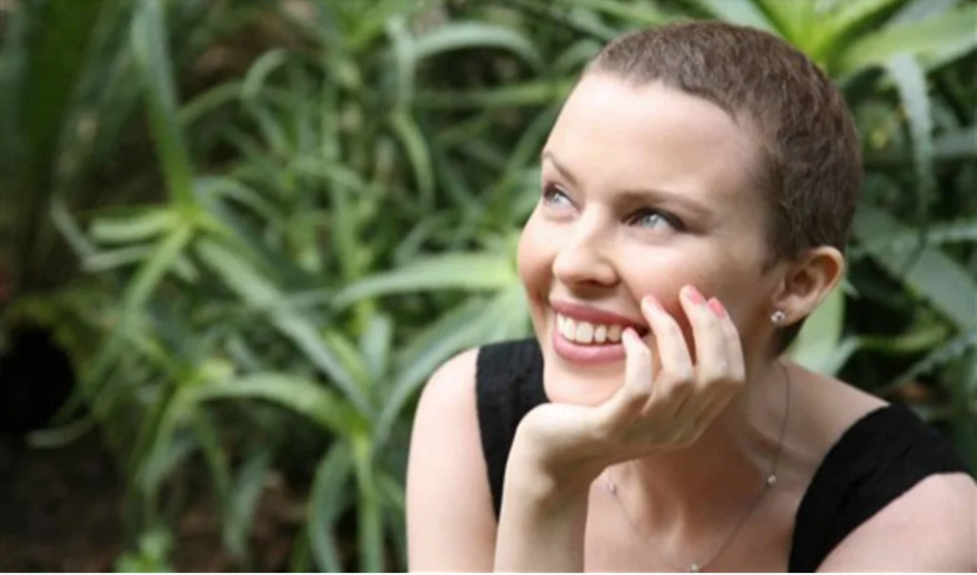 Κάιλι Μινόγκ: Η πολυτάραχη διαδρομή της αυθεντικής ποπ σταρ που θα ξεσηκώσει απόψε την Αθήνα