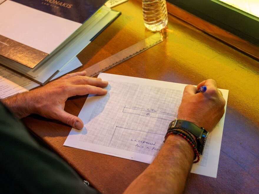 Επιχείρηση «σκούπα» από τον Δήμο Αθηναίων στο Κολωνάκι για τραπεζοκαθίσματα και παράνομη στάθμευση
