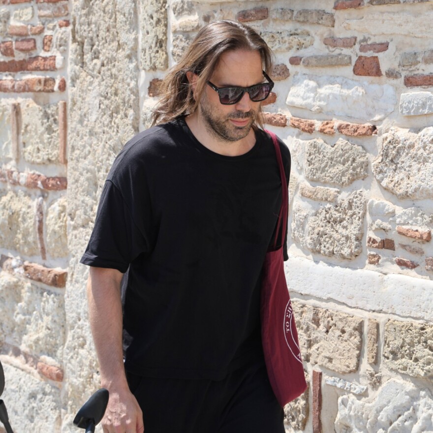 Γεράσιμος Μιχελής: Σε κλίμα βαθιάς οδύνης η κηδεία του ηθοποιού – Συγγενείς, φίλοι και σύσσωμο το «Παρά Πέντε» στο τελευταίο αντίο