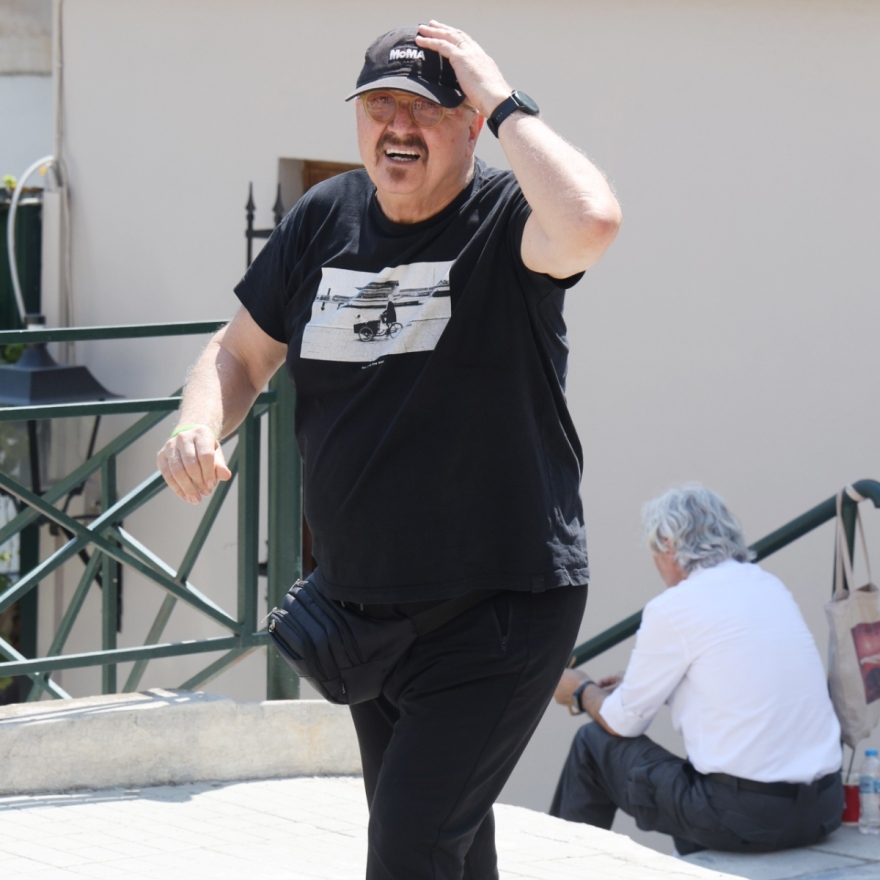 Γεράσιμος Μιχελής: Σε κλίμα βαθιάς οδύνης η κηδεία του ηθοποιού – Συγγενείς, φίλοι και σύσσωμο το «Παρά Πέντε» στο τελευταίο αντίο
