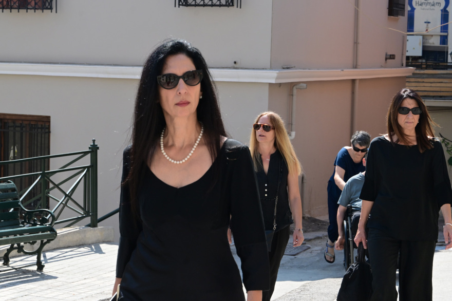 Γεράσιμος Μιχελής: Σε κλίμα βαθιάς οδύνης η κηδεία του ηθοποιού – Συγγενείς, φίλοι και σύσσωμο το «Παρά Πέντε» στο τελευταίο αντίο Γεράσιμος Μιχελής: Σε κλίμα βαθιάς οδύνης η κηδεία του ηθοποιού – Συγγενείς, φίλοι και σύσσωμο το «Παρά Πέντε» στο τελευταίο αντίο