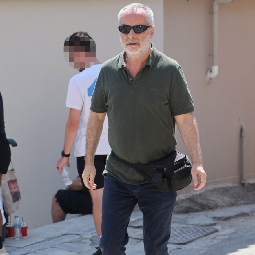 Γεράσιμος Μιχελής: Σε κλίμα βαθιάς οδύνης η κηδεία του ηθοποιού – Συγγενείς, φίλοι και σύσσωμο το «Παρά Πέντε» στο τελευταίο αντίο Γεράσιμος Μιχελής: Σε κλίμα βαθιάς οδύνης η κηδεία του ηθοποιού – Συγγενείς, φίλοι και σύσσωμο το «Παρά Πέντε» στο τελευταίο αντίο