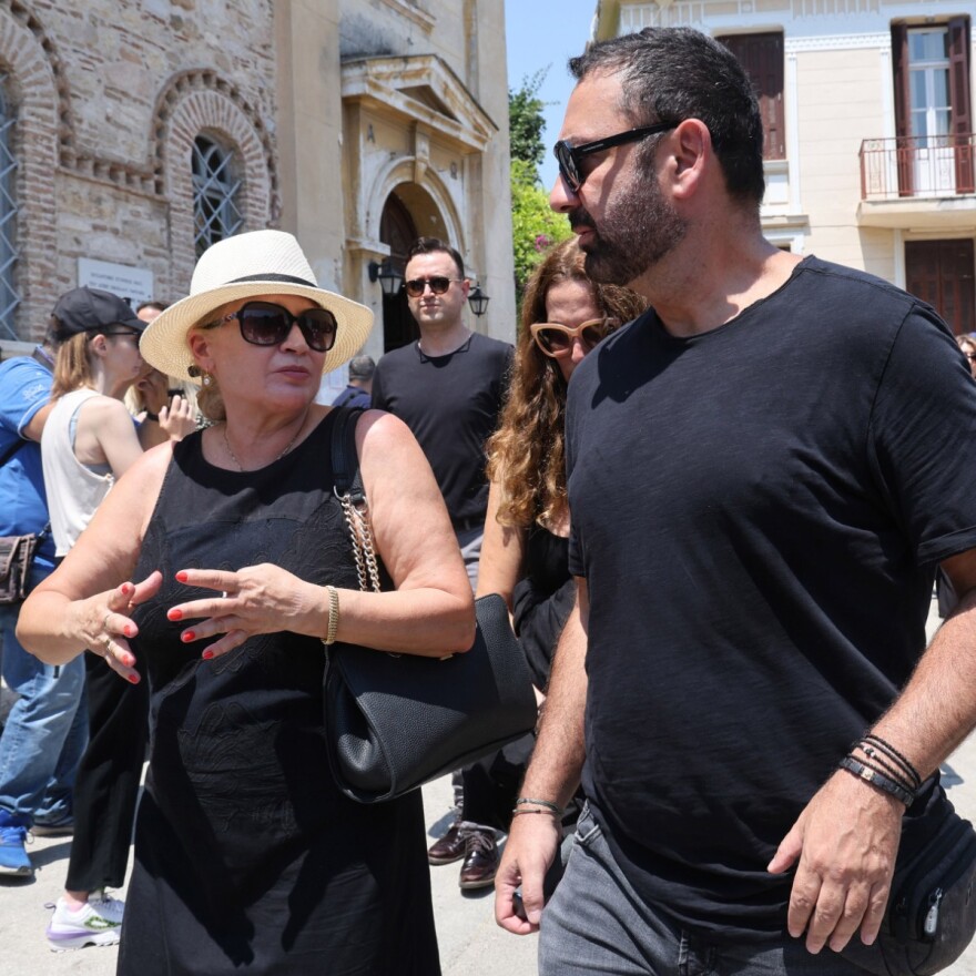 Γεράσιμος Μιχελής: Σε κλίμα βαθιάς οδύνης η κηδεία του ηθοποιού – Συγγενείς, φίλοι και σύσσωμο το «Παρά Πέντε» στο τελευταίο αντίο