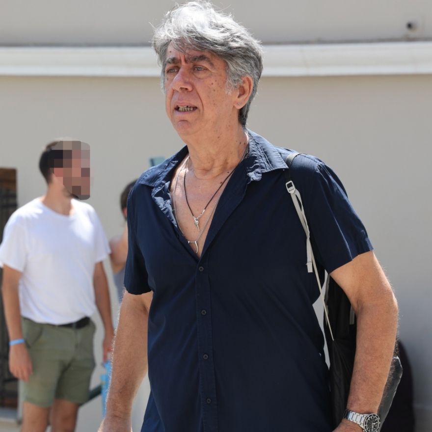 Γεράσιμος Μιχελής: Σε κλίμα βαθιάς οδύνης η κηδεία του ηθοποιού – Συγγενείς, φίλοι και σύσσωμο το «Παρά Πέντε» στο τελευταίο αντίο Γεράσιμος Μιχελής: Σε κλίμα βαθιάς οδύνης η κηδεία του ηθοποιού – Συγγενείς, φίλοι και σύσσωμο το «Παρά Πέντε» στο τελευταίο αντίο