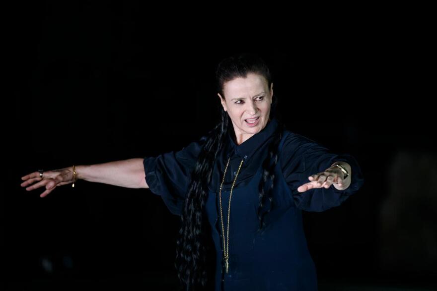 Αρχαίο Θέατρο Επιδαύρου: Επί πέντε λεπτά όρθιο χειροκροτούσε το κοινό τους δύο «Οιδίποδες» του Γιάννη Χουβαρδά