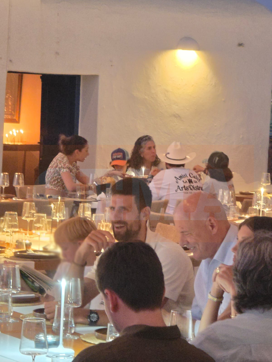 Ο Τζόκοβιτς συνεχίζει τις διακοπές του στις Κυκλάδες: Μεγάλη παρέα και ψαρομεζέδες στην Πάρο, δείτε βίντεο και φωτογραφίες