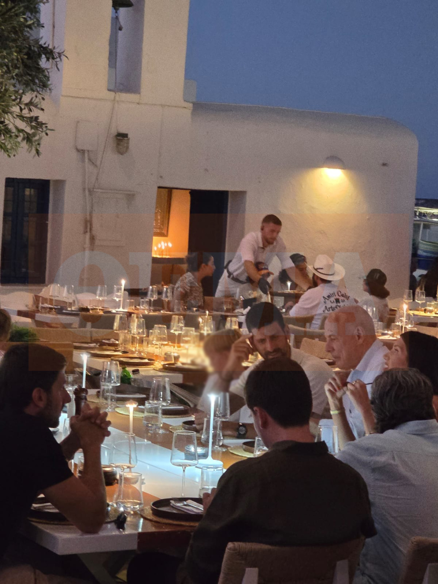 Ο Τζόκοβιτς συνεχίζει τις διακοπές του στις Κυκλάδες: Μεγάλη παρέα και ψαρομεζέδες στην Πάρο, δείτε βίντεο και φωτογραφίες