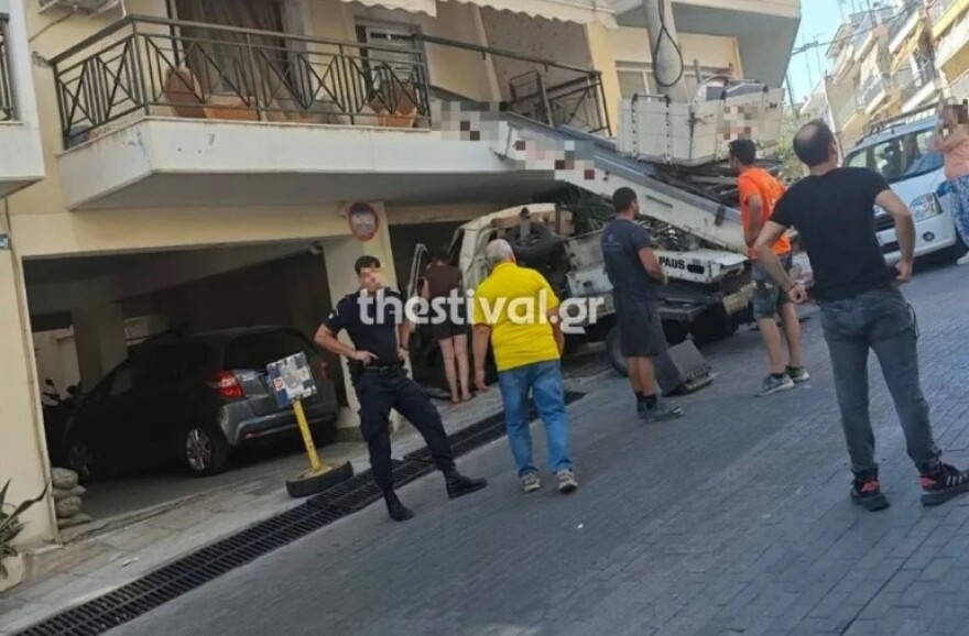 Οδηγός έχασε τον έλεγχο γερανού και προσέκρουσε σε μπαλκόνι διαμερίσματος στη Θεσσαλονίκη - Δείτε φωτογραφίες