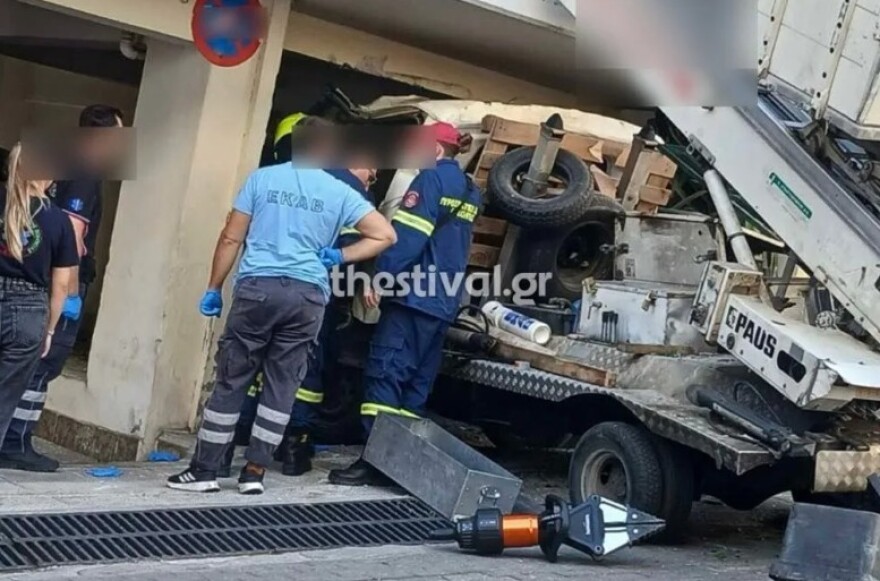 Οδηγός έχασε τον έλεγχο γερανού και προσέκρουσε σε μπαλκόνι διαμερίσματος στη Θεσσαλονίκη - Δείτε φωτογραφίες