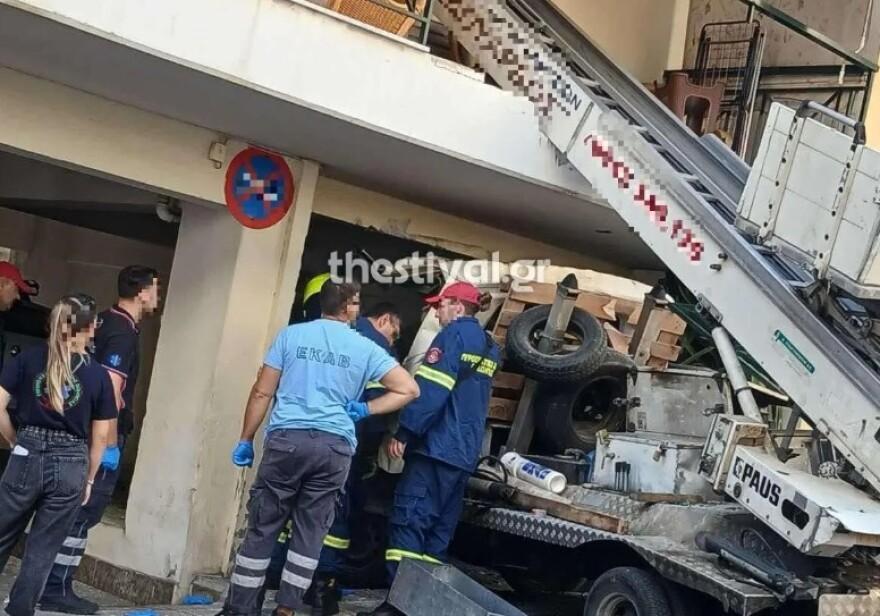 Οδηγός έχασε τον έλεγχο γερανού και προσέκρουσε σε μπαλκόνι διαμερίσματος στη Θεσσαλονίκη - Δείτε φωτογραφίες
