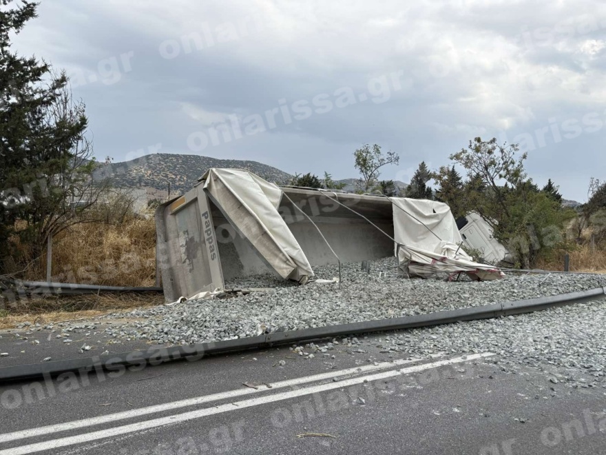 Τροχαίο στη Λάρισα: Νταλίκα εξετράπη της πορείας της και προσγειώθηκε στον παράδρομο της εθνικής οδού