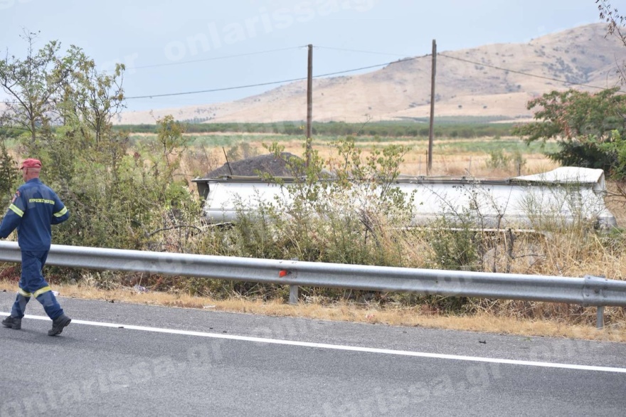Τροχαίο στη Λάρισα: Νταλίκα εξετράπη της πορείας της και προσγειώθηκε στον παράδρομο της εθνικής οδού