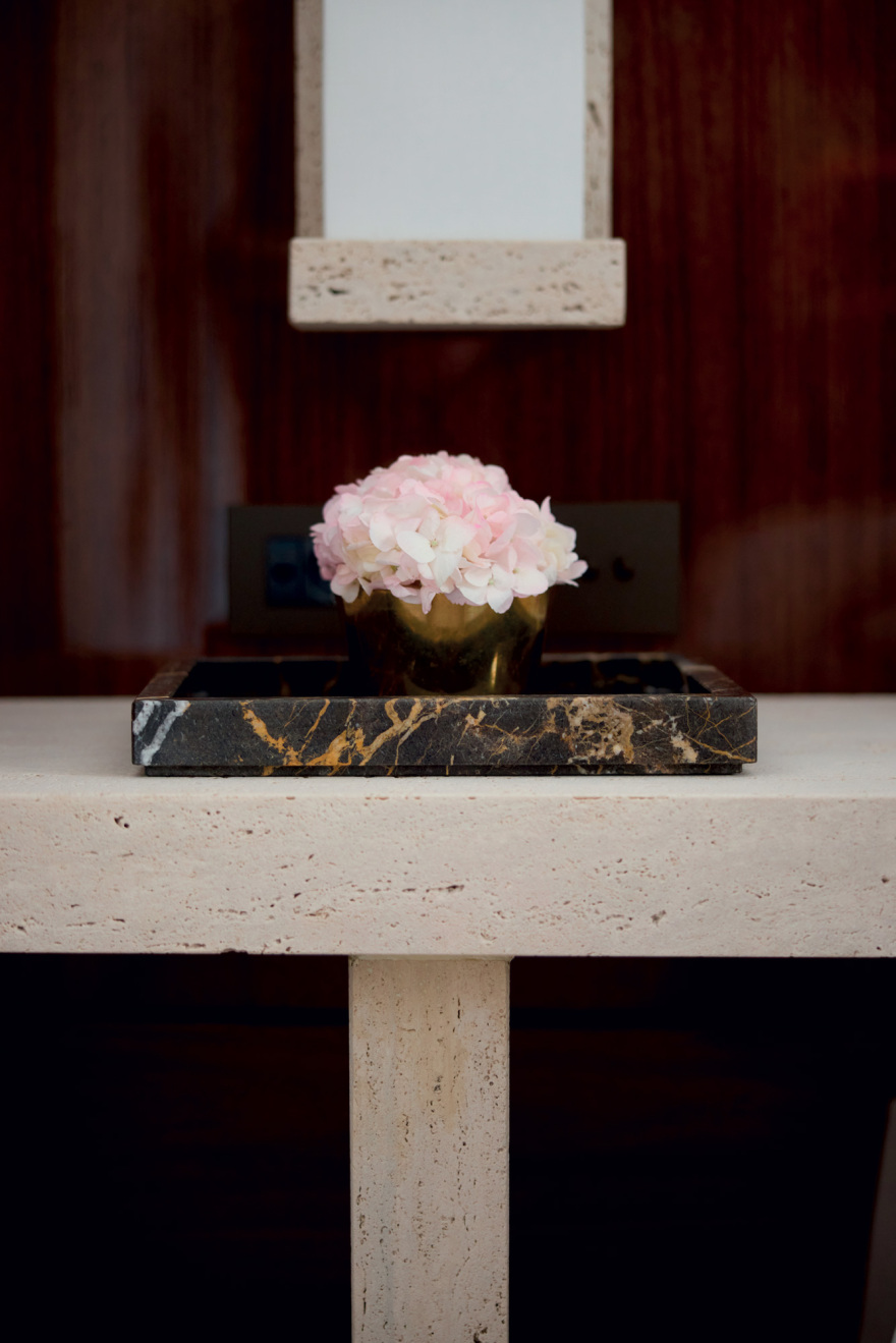 Βαγγέλης Μπόνιος, τo interior άγγιγμα του Μίδα