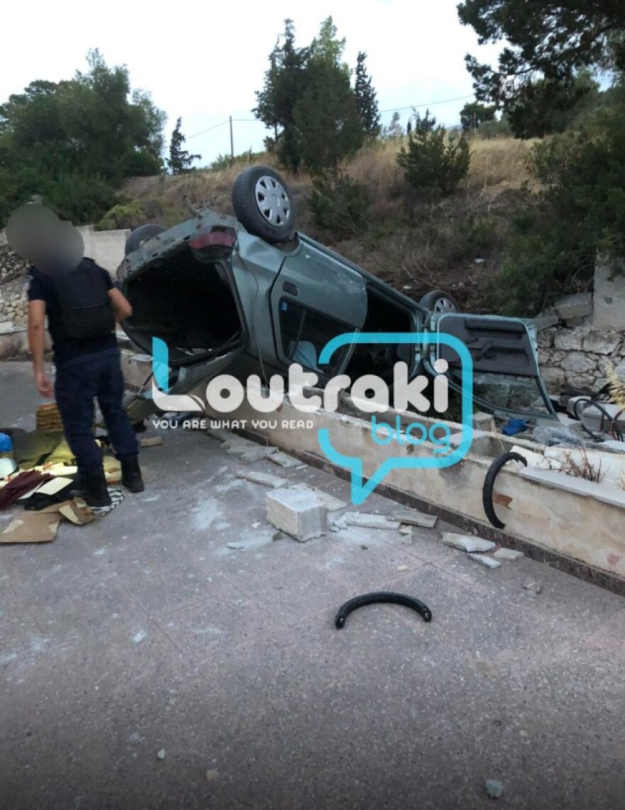 Tροχαίο στην Κορινθία: Δύο νεκρές και μία σοβαρά τραυματίας, ΙΧ εξετράπη της πορείας του και κατέληξε σε αυλή