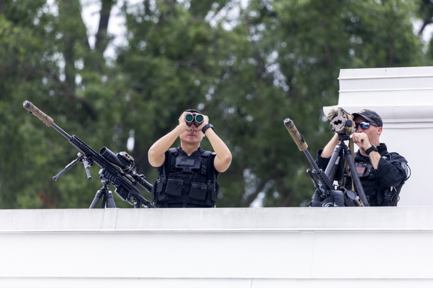Ο Τραμπ στην ταράτσα του Λευκού Οίκου - Είδε τα έργα για τη νέα αίθουσα δεξιώσεων των 200 εκατ. δολαρίων: «Ό,τι κάνω, το χρηματοδοτώ εγώ»
