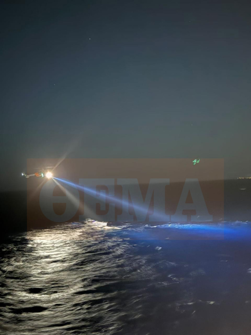 SOS από ιστιοφόρο με δύο επιβάτες ανοιχτά της Σύρου: Αρνήθηκαν να το εγκαταλείψουν, μεταφέρεται με ρυμουλκό στη Μύκονο - Δείτε βίντεο