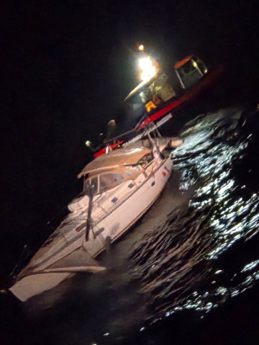SOS από ιστιοφόρο με δύο επιβάτες ανοιχτά της Σύρου: Αρνήθηκαν να το εγκαταλείψουν, μεταφέρεται με ρυμουλκό στη Μύκονο - Δείτε βίντεο