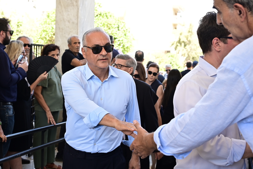 Κηδεία Λένας Σαμαρά: Ράγισαν καρδιές στο τελευταίο αντίο - «Πνοή αγάπης που γέμιζε τη ζωή μας»