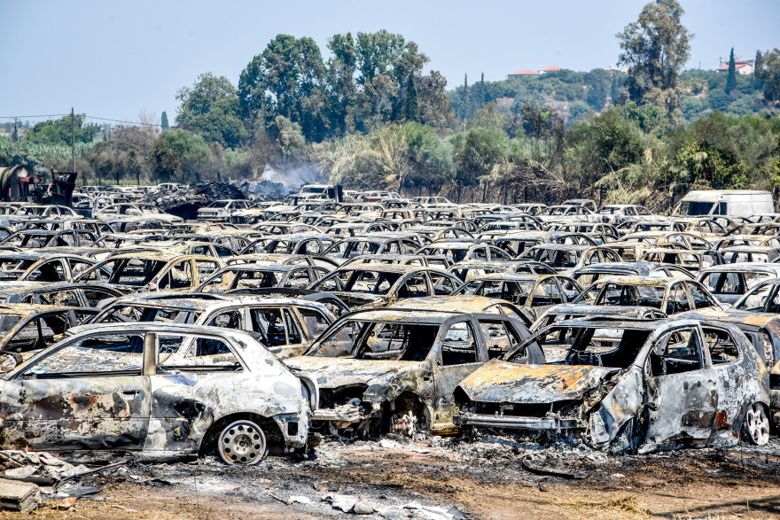 Εικόνες καταστροφής από τη φωτιά σε δυτική Ελλάδα και Χίο – Στάχτη έγιναν σπίτια, αυτοκίνητα, επιχειρήσεις και δάση