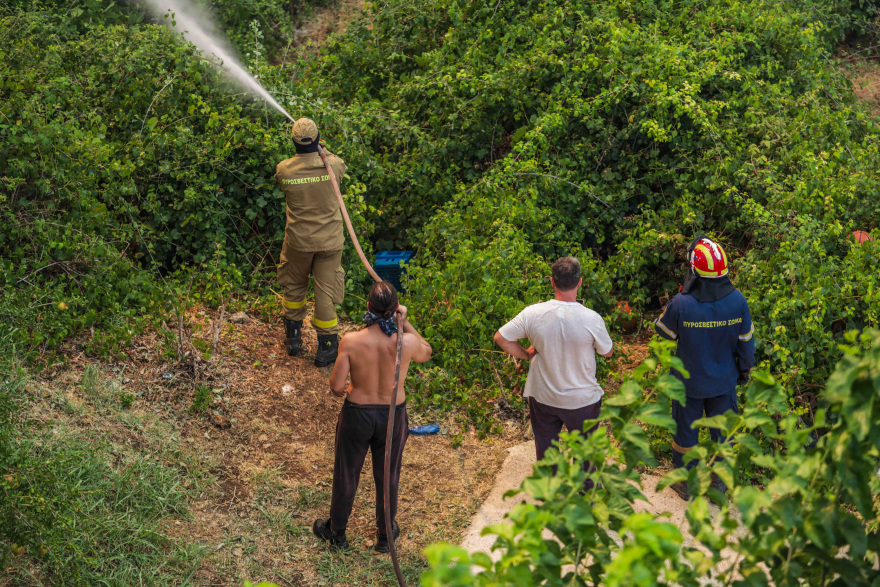 Η τιτάνια μάχη πυροσβεστών και εθελοντών στα πύρινα μέτωπα - Βοηθούν μέχρι και με κουβάδες, δείτε φωτογραφίες