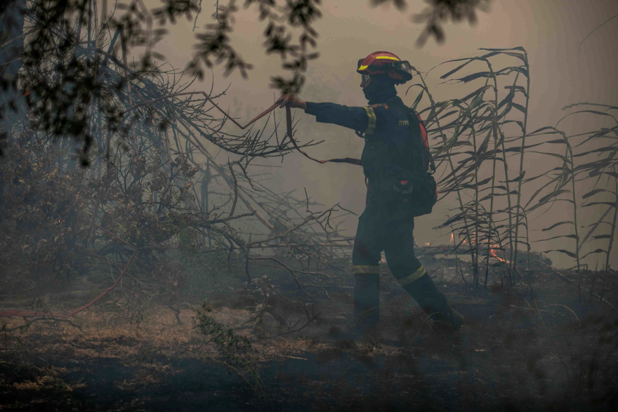 Η τιτάνια μάχη πυροσβεστών και εθελοντών στα πύρινα μέτωπα - Βοηθούν μέχρι και με κουβάδες, δείτε φωτογραφίες