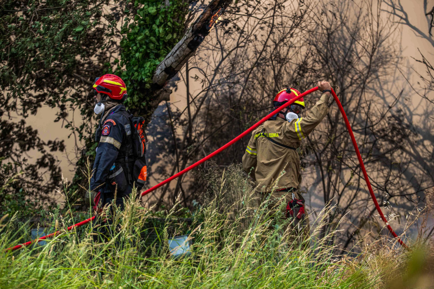Η τιτάνια μάχη πυροσβεστών και εθελοντών στα πύρινα μέτωπα - Βοηθούν μέχρι και με κουβάδες, δείτε φωτογραφίες