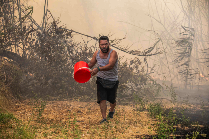 Η τιτάνια μάχη πυροσβεστών και εθελοντών στα πύρινα μέτωπα - Βοηθούν μέχρι και με κουβάδες, δείτε φωτογραφίες