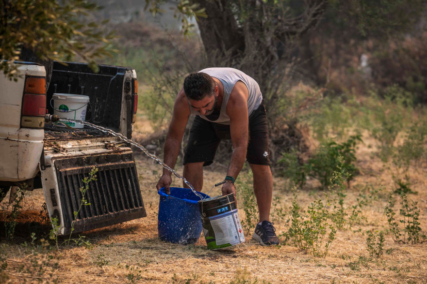 Η τιτάνια μάχη πυροσβεστών και εθελοντών στα πύρινα μέτωπα - Βοηθούν μέχρι και με κουβάδες, δείτε φωτογραφίες