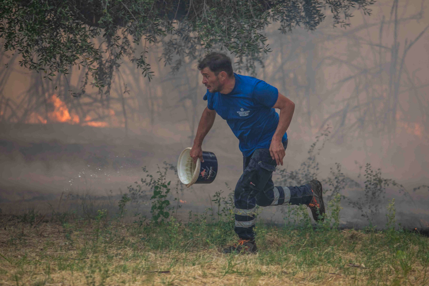 Η τιτάνια μάχη πυροσβεστών και εθελοντών στα πύρινα μέτωπα - Βοηθούν μέχρι και με κουβάδες, δείτε φωτογραφίες
