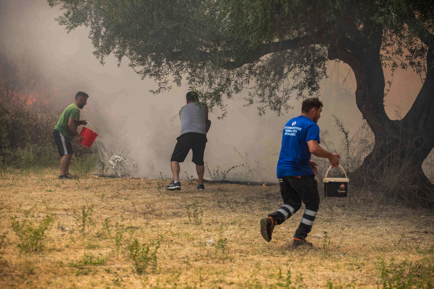 Η τιτάνια μάχη πυροσβεστών και εθελοντών στα πύρινα μέτωπα - Βοηθούν μέχρι και με κουβάδες, δείτε φωτογραφίες