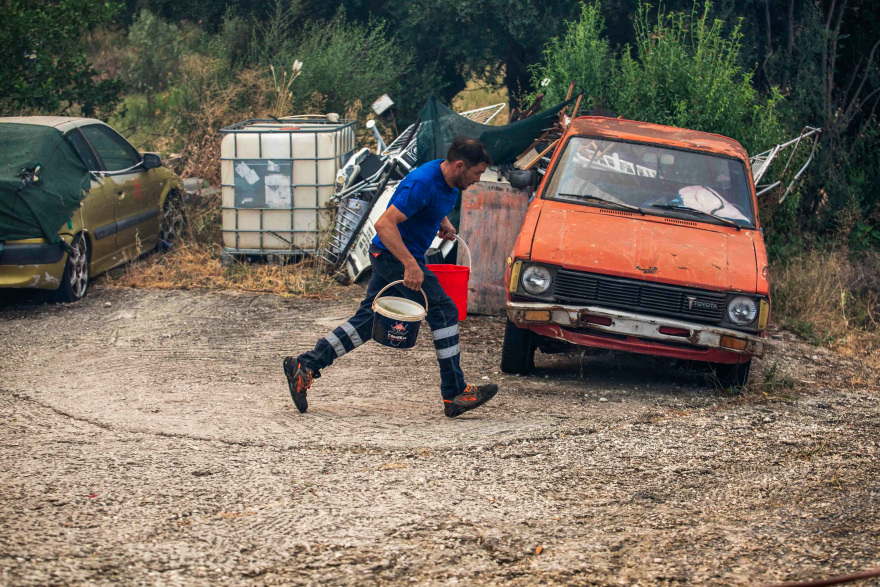 Η τιτάνια μάχη πυροσβεστών και εθελοντών στα πύρινα μέτωπα - Βοηθούν μέχρι και με κουβάδες, δείτε φωτογραφίες