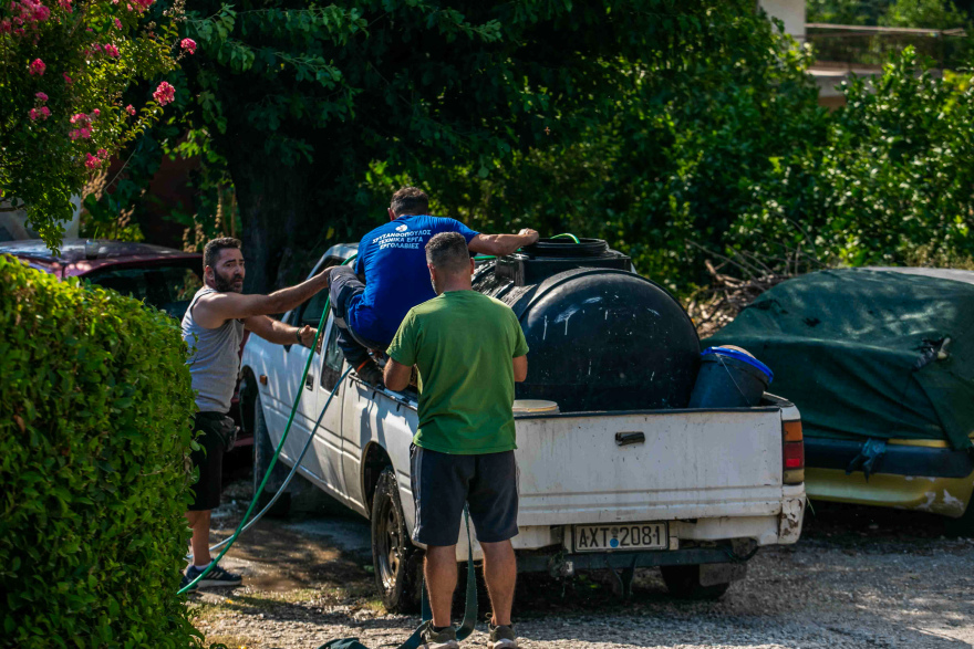 Η τιτάνια μάχη πυροσβεστών και εθελοντών στα πύρινα μέτωπα - Βοηθούν μέχρι και με κουβάδες, δείτε φωτογραφίες