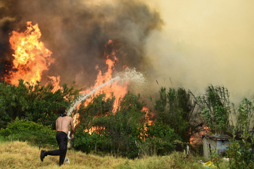 Η τιτάνια μάχη πυροσβεστών και εθελοντών στα πύρινα μέτωπα - Βοηθούν μέχρι και με κουβάδες, δείτε φωτογραφίες