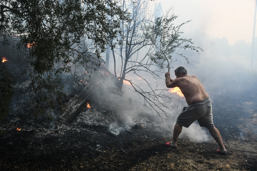 Η τιτάνια μάχη πυροσβεστών και εθελοντών στα πύρινα μέτωπα - Βοηθούν μέχρι και με κουβάδες, δείτε φωτογραφίες