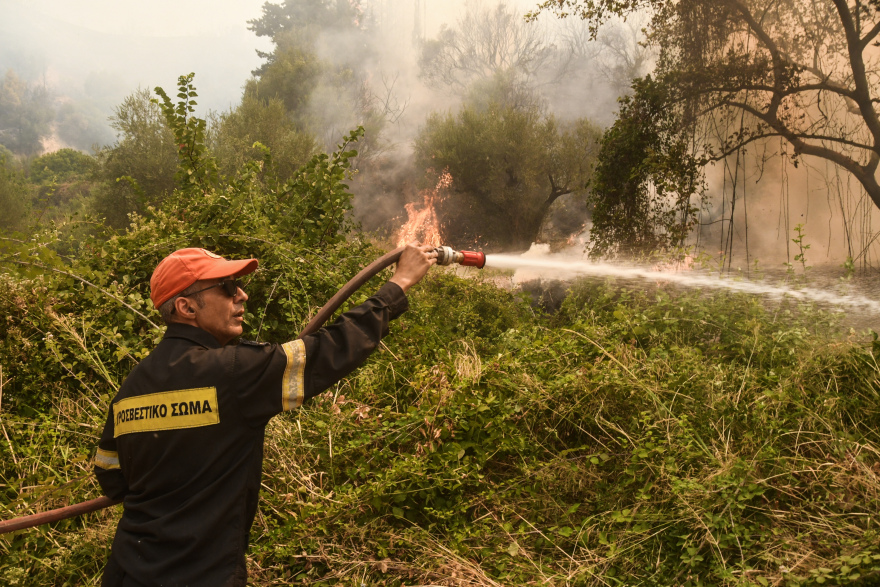 Η τιτάνια μάχη πυροσβεστών και εθελοντών στα πύρινα μέτωπα - Βοηθούν μέχρι και με κουβάδες, δείτε φωτογραφίες