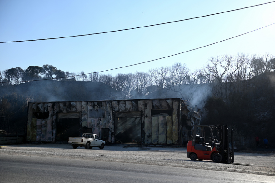 Εικόνες καταστροφής από τη φωτιά σε δυτική Ελλάδα και Χίο – Στάχτη έγιναν σπίτια, αυτοκίνητα, επιχειρήσεις και δάση