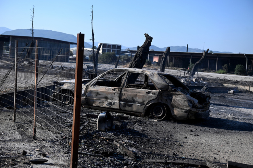 Εικόνες καταστροφής από τη φωτιά σε δυτική Ελλάδα και Χίο – Στάχτη έγιναν σπίτια, αυτοκίνητα, επιχειρήσεις και δάση