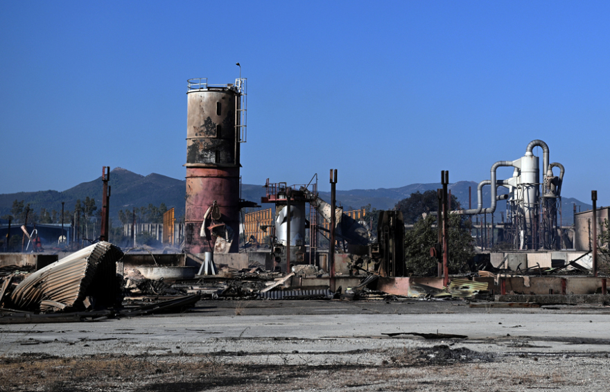Εικόνες καταστροφής από τη φωτιά σε δυτική Ελλάδα και Χίο – Στάχτη έγιναν σπίτια, αυτοκίνητα, επιχειρήσεις και δάση
