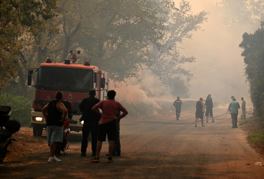 Η τιτάνια μάχη πυροσβεστών και εθελοντών στα πύρινα μέτωπα - Βοηθούν μέχρι και με κουβάδες, δείτε φωτογραφίες