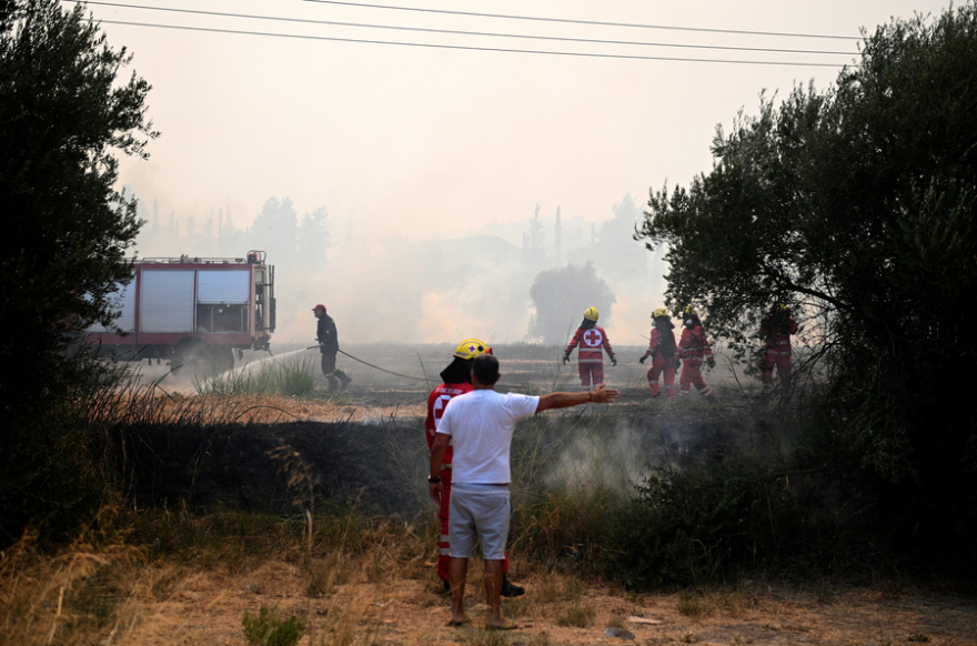 Η τιτάνια μάχη πυροσβεστών και εθελοντών στα πύρινα μέτωπα - Βοηθούν μέχρι και με κουβάδες, δείτε φωτογραφίες